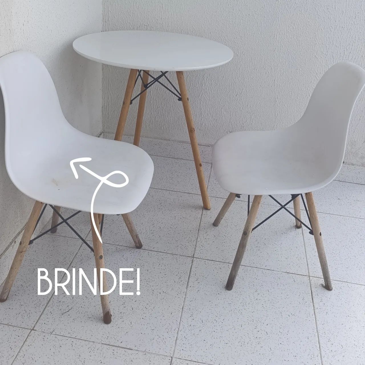 Mesa e 1 cadeira + 1 cadeira de brinde.