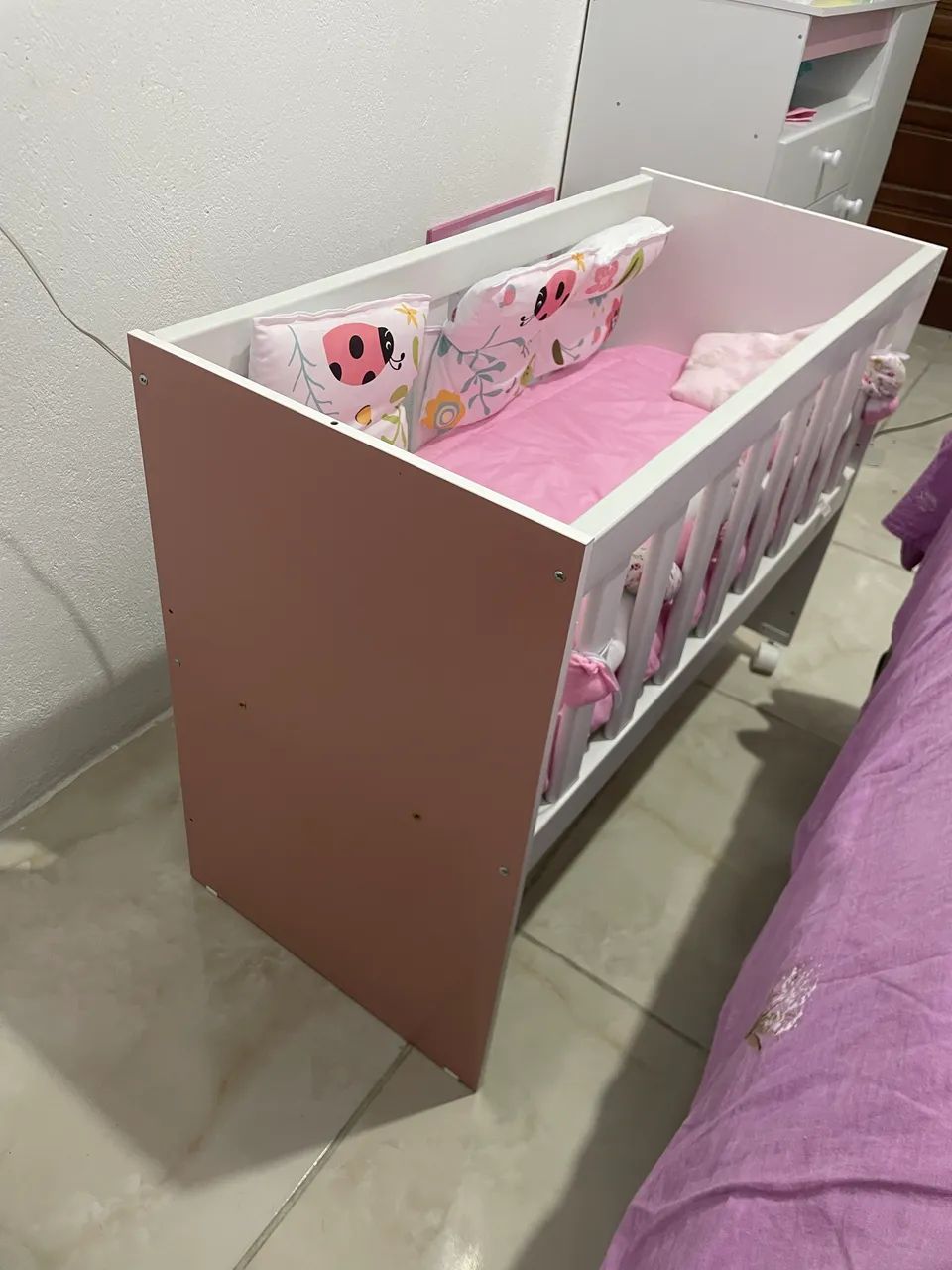 Vendo mini berço feminino branco com rosa com colchão - Foto 2