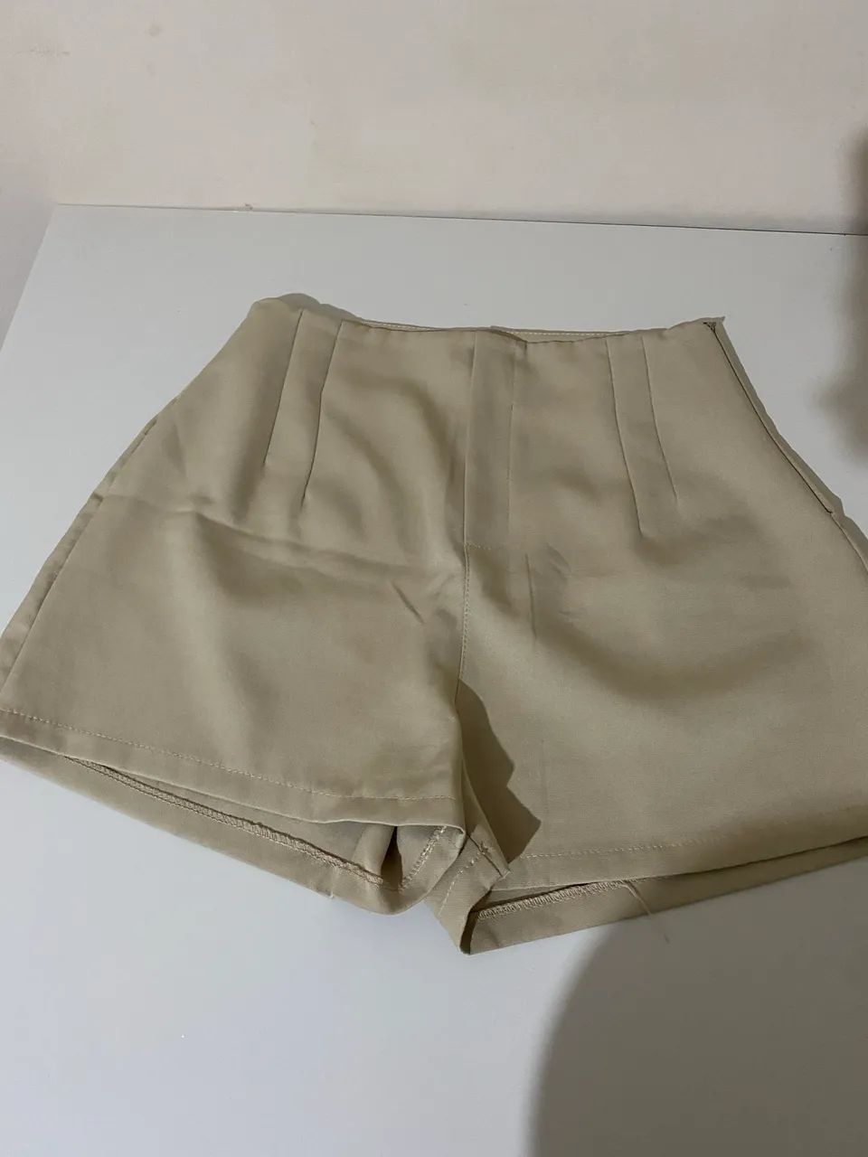 short alfaiataria bege