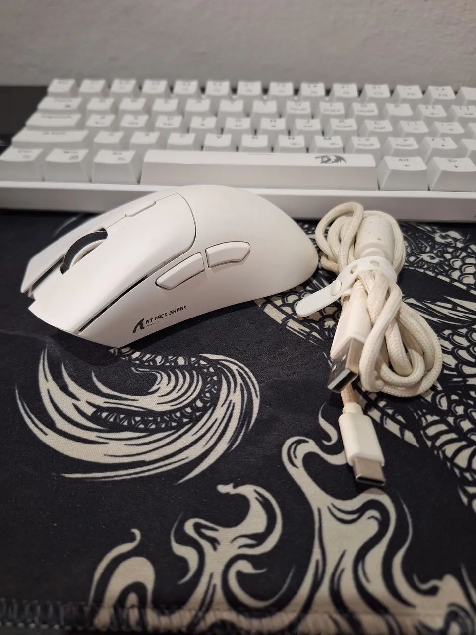 Mouse Gamer Attack Shark R1 Branco 2.4G + Cabo USB