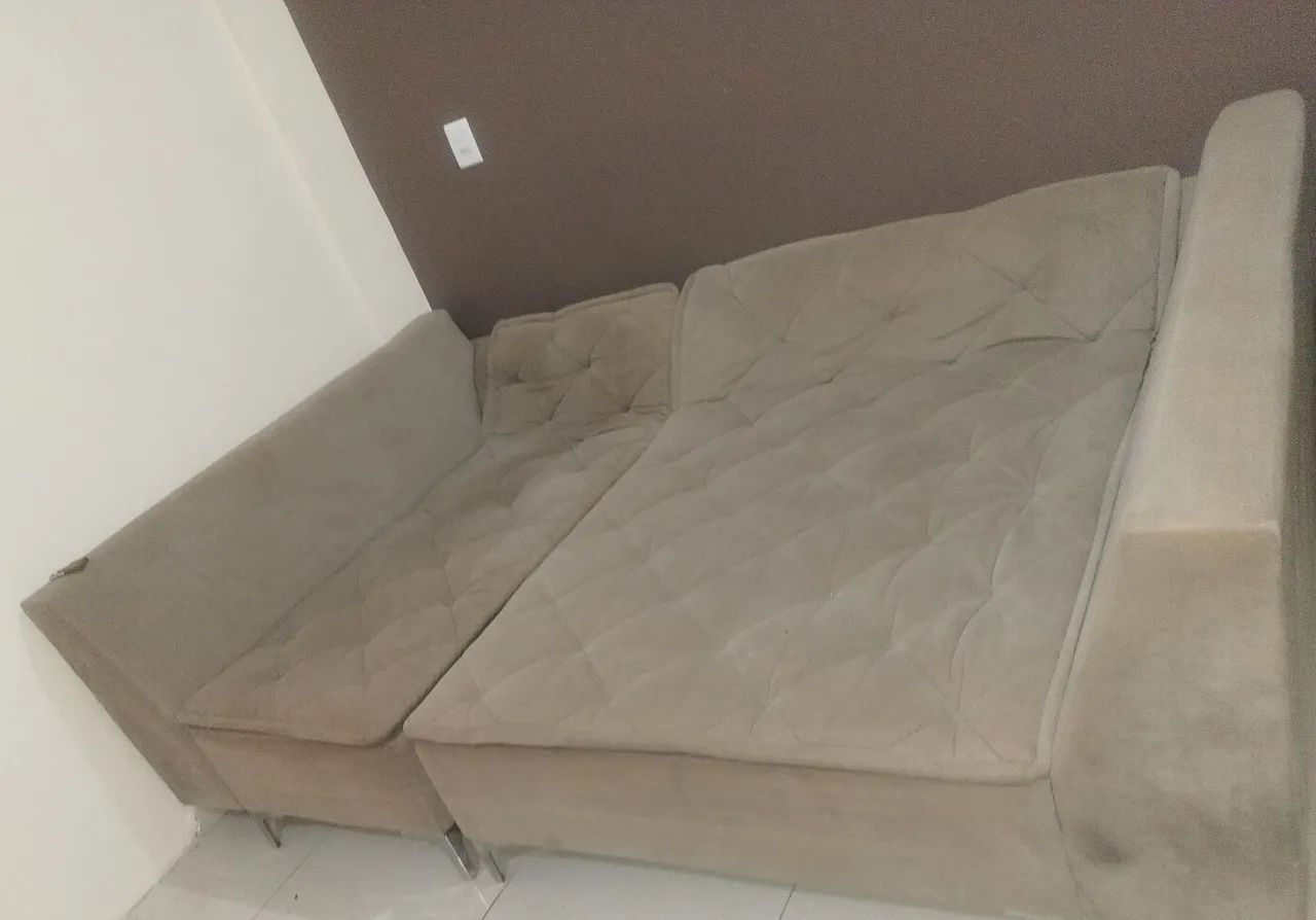 Sofá cama medindo 2.40 por 1.60 lugar para 3 pessoas dormir.