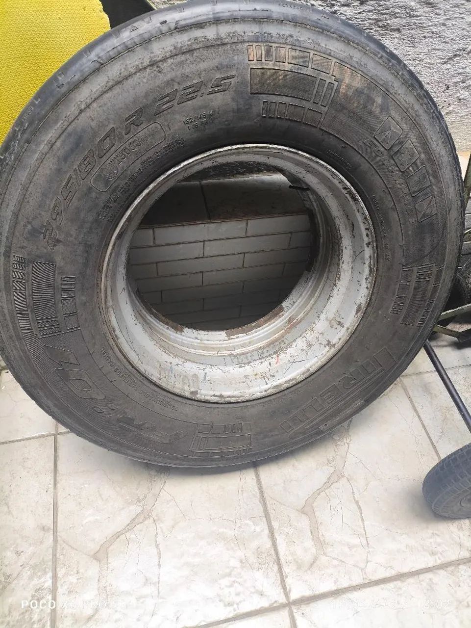 Pneu 295 com aro roda raiada