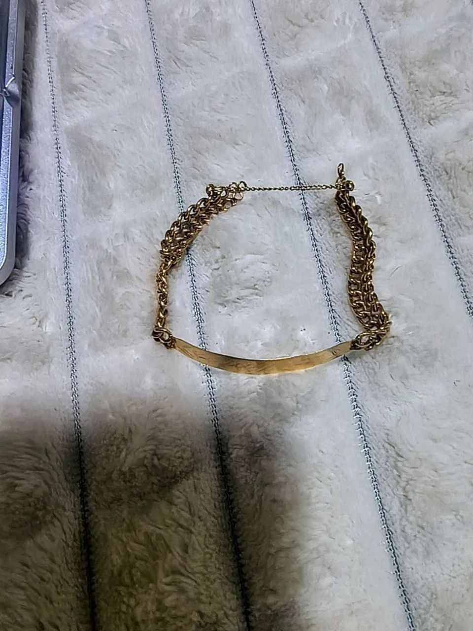 Pulseira feminina em Ouro 18K, com corrente trabalhada e plaquinha central. - Foto 2