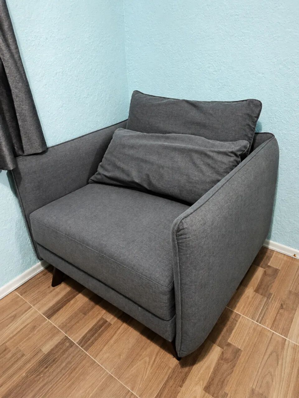 Poltrona Moderna Cinza com Almofadas