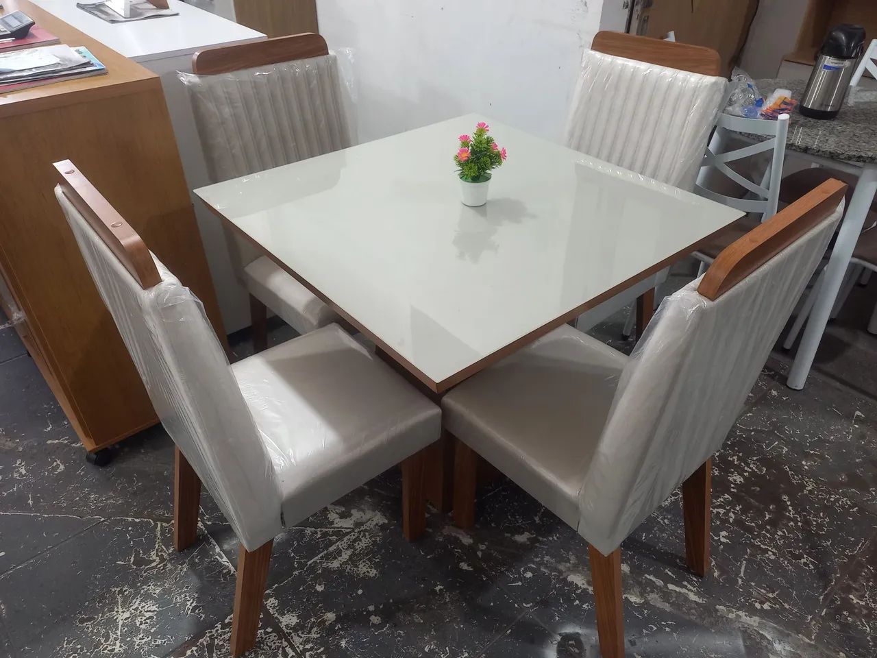 Mesa de jantar com quatro cadeiras - Foto 4