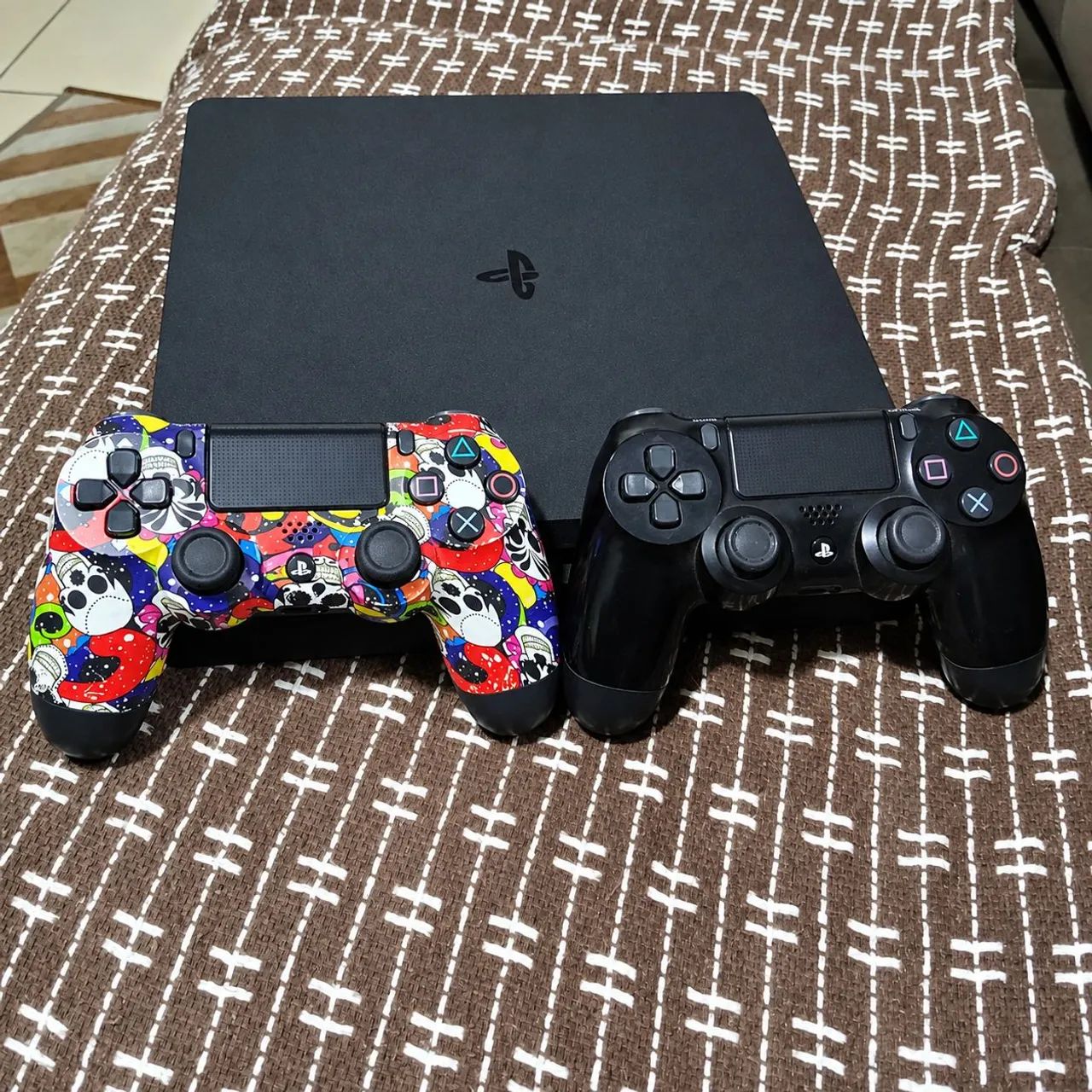PLAYSTATION 4 SLIM COM 2 CONTROLES 