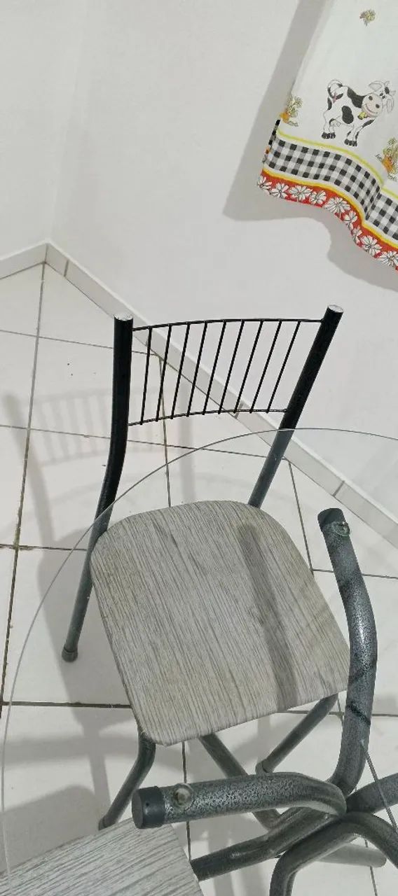 Mesa de vidro com duas cadeiras 