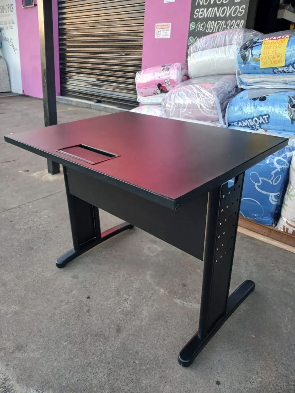 Mesa para escritório em MDF com base de ferro , possui passagem para cabos semi-nova  - Foto 4