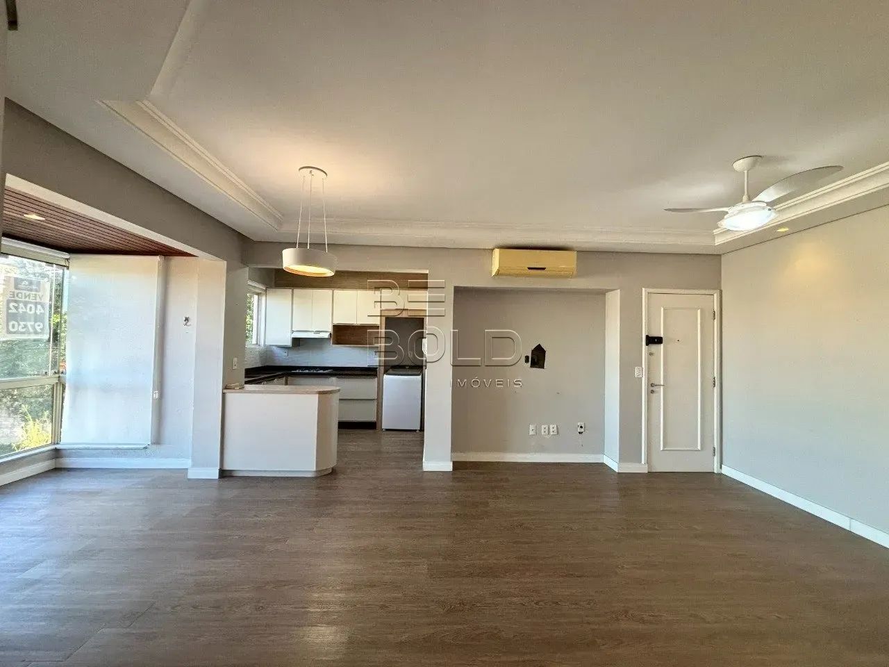 Apartamento com sacada e 2 dormitórios em Coqueiros - Foto 4
