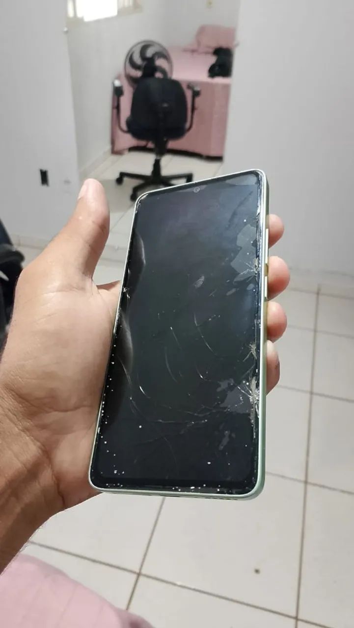 Tela display quebrada porém o aro e o resto  do produto está intacto 