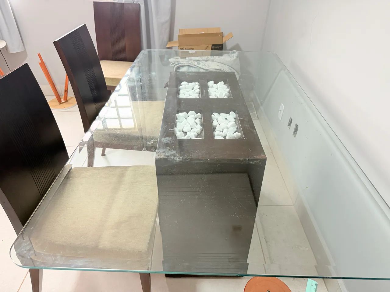Mesa de vidro removível 100cm x 180cm com a base desgastada e 5 cadeiras