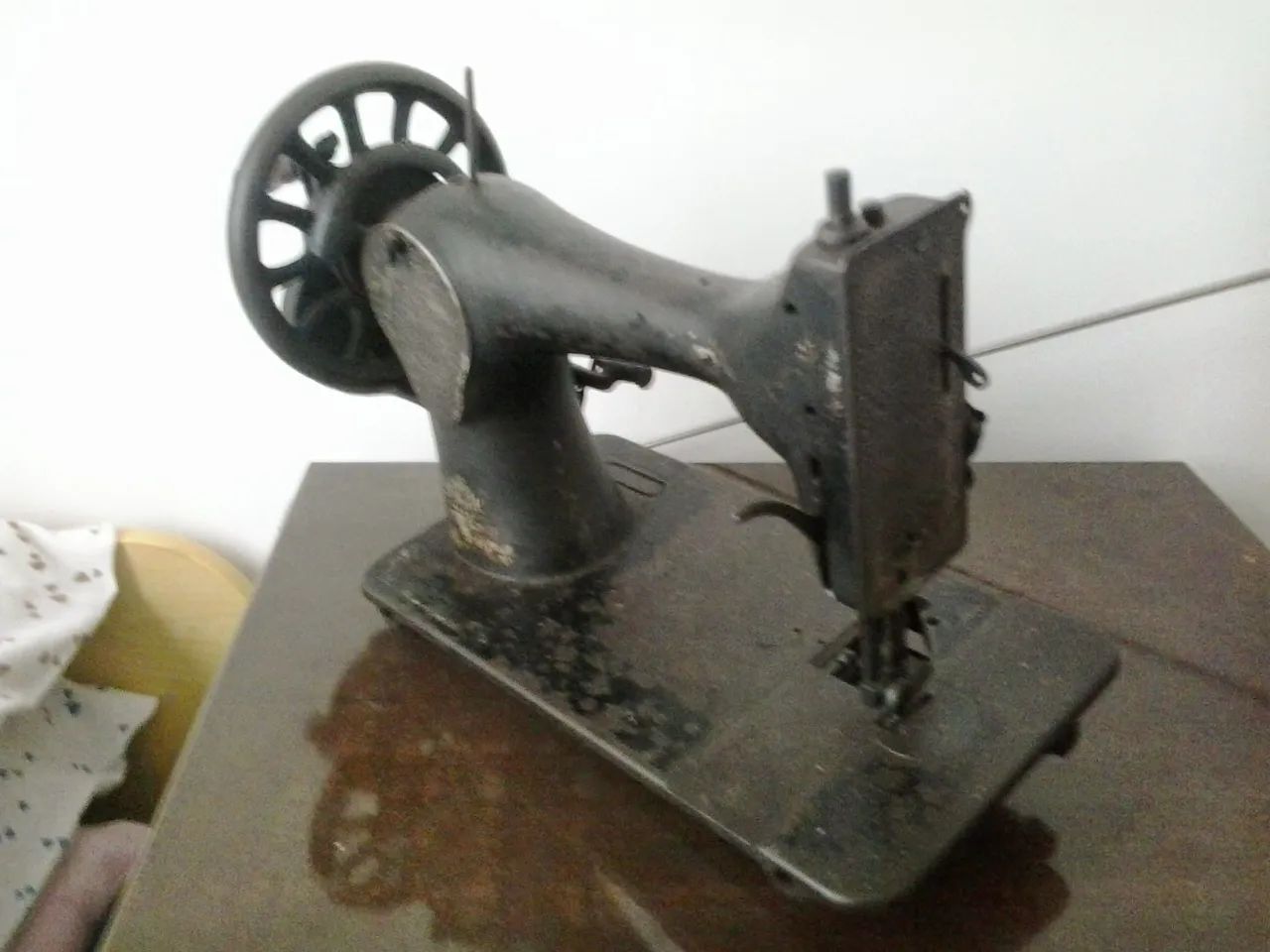 Antiguidade Máquina de costura SINGER com manivela bem conservada  - Foto 5