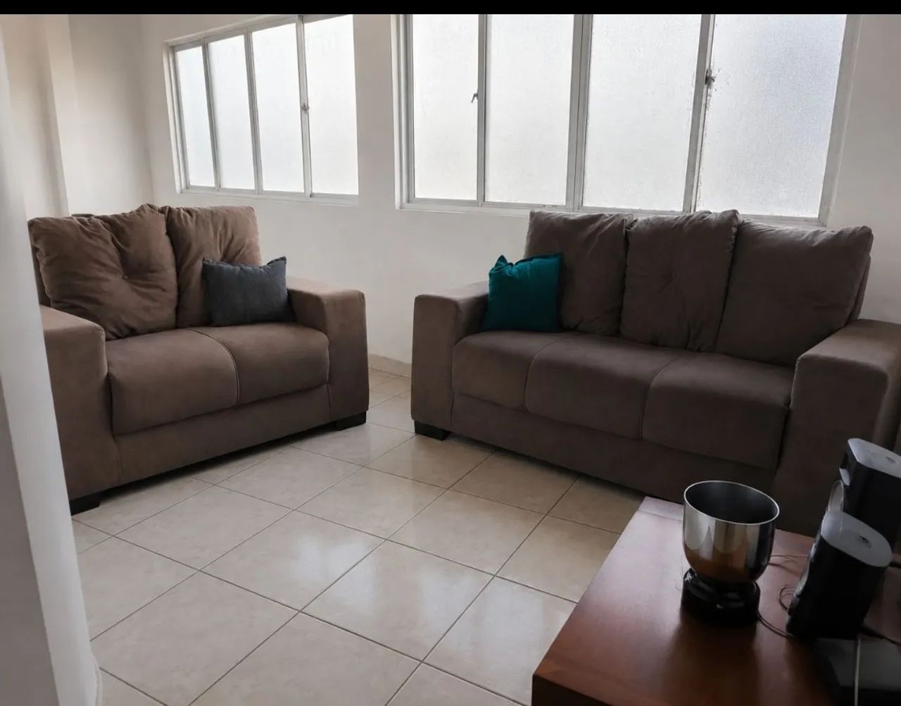 2 Sofás (conjunto 3 e 2 lugares)