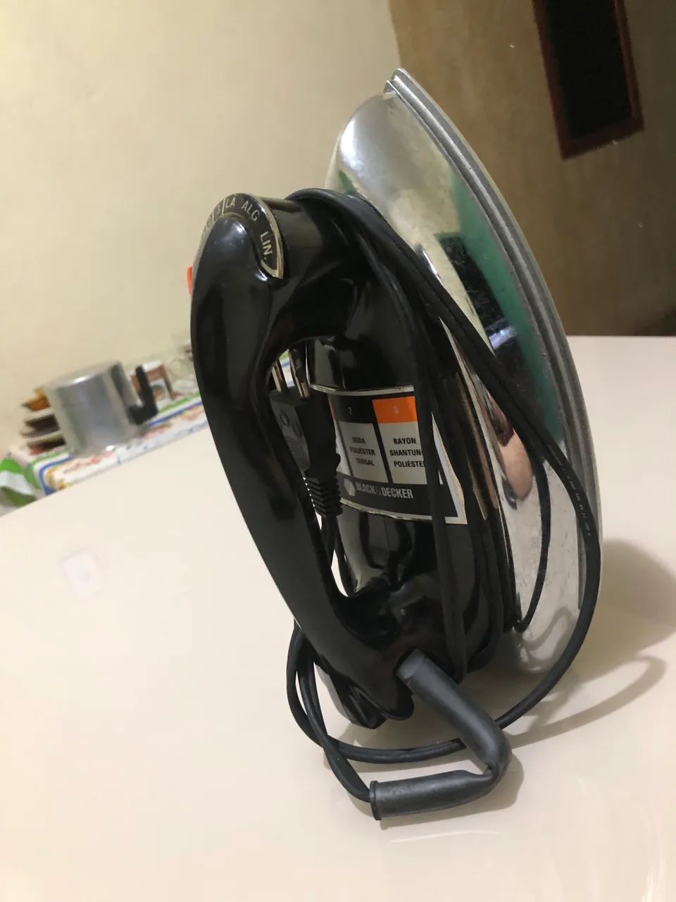 Ferro de Passar Roupa Vintage Black & Decker clássico  - Foto 2