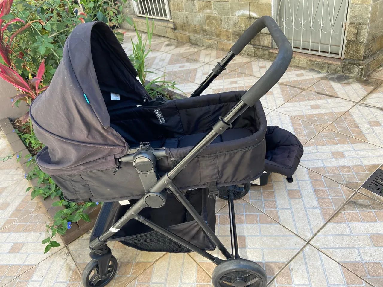 Carrinho de bebê com Moisés e bebê conforto - Foto 2