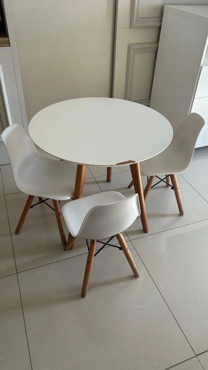 Mesa infantil com 3 cadeiras