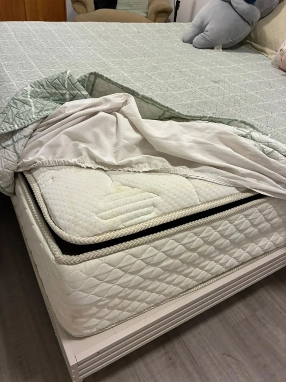 Cama Casal/Queen com Cabeceira e Mesa de Apoio ACOMPANHA COLCHÃO - Foto 4