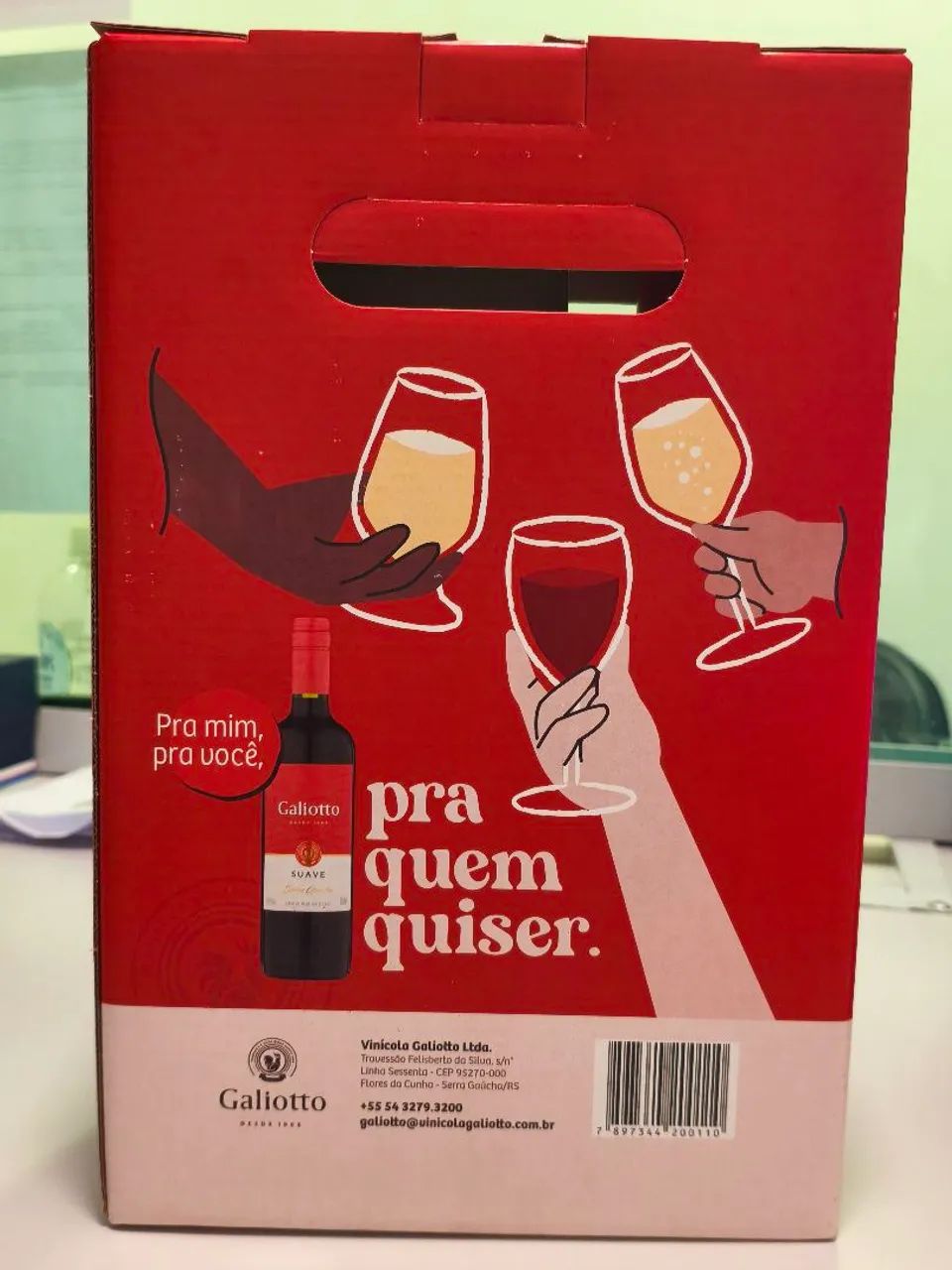 Vinho Galiotto com taça  - Foto 2