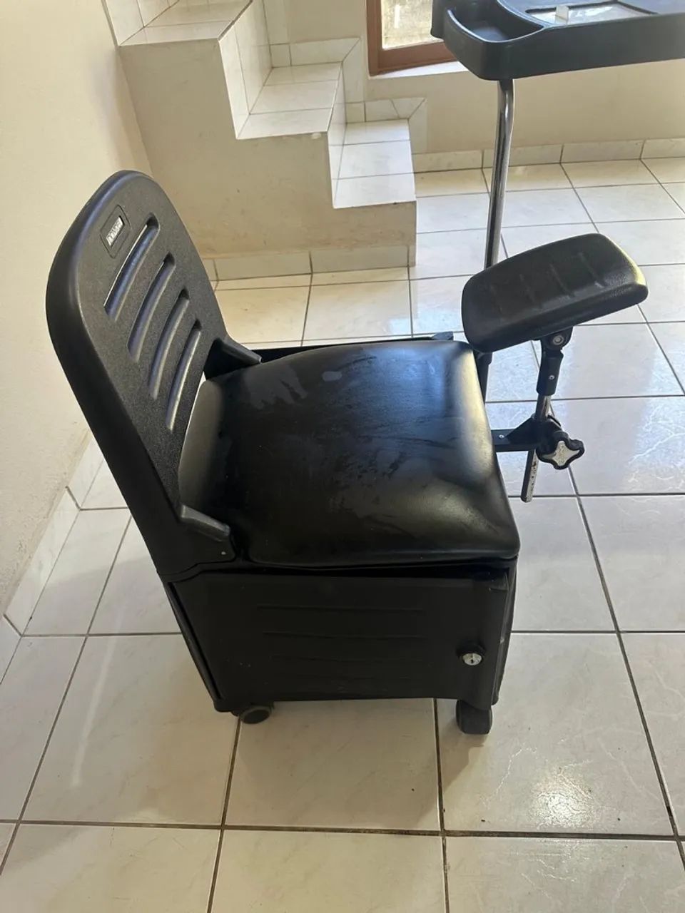 MACA DE MASSAGEM E CADEIRA DE MANICURE - Foto 4
