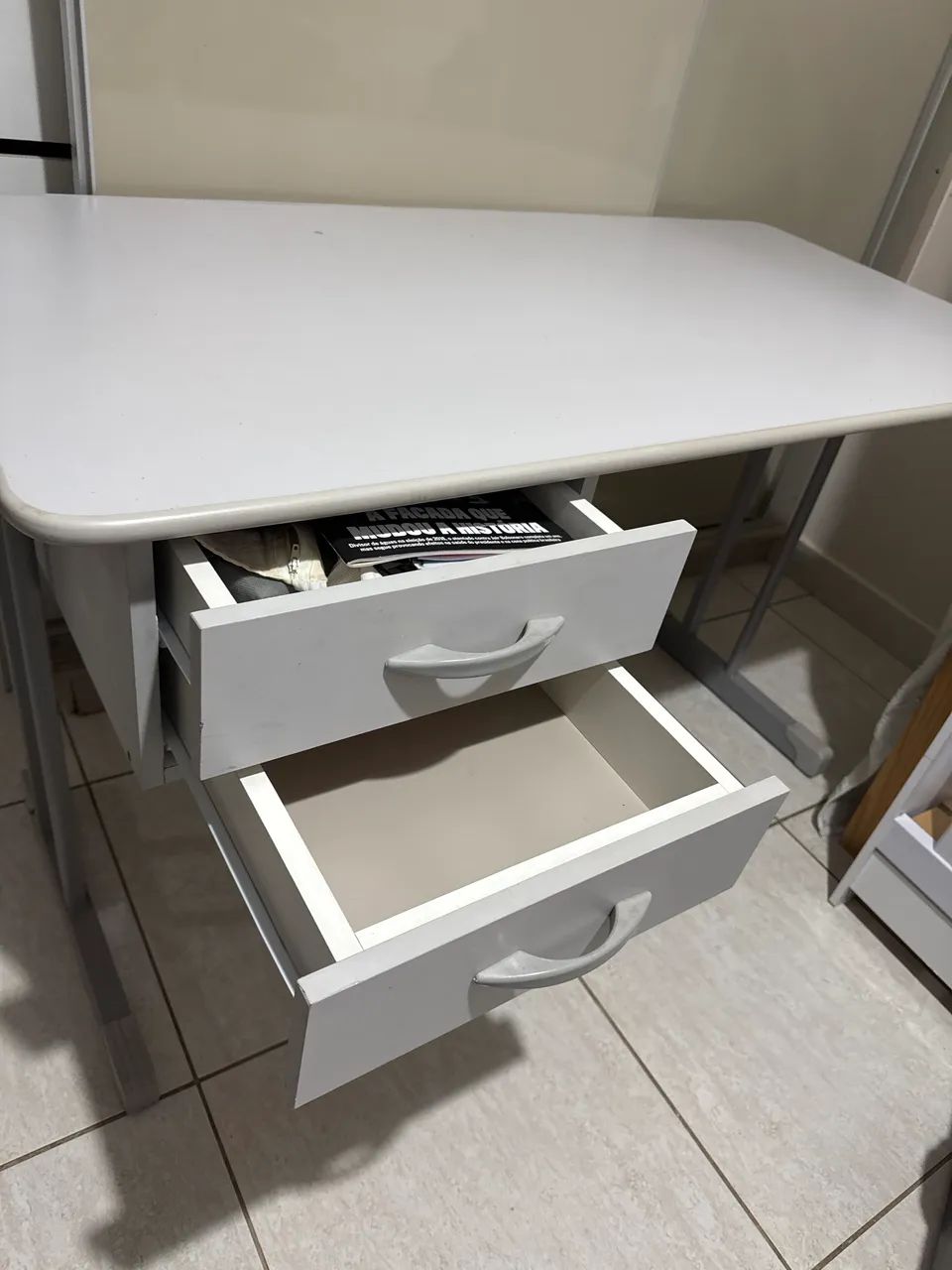 Mesa de Escritório Cinza com Duas Gavetas | Ideal para Home Office - Foto 2
