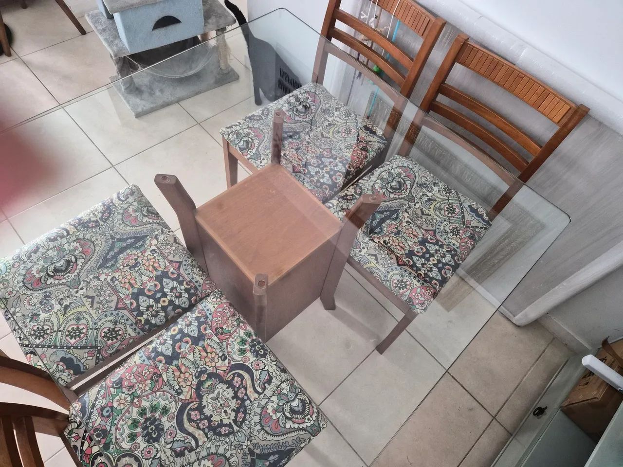 Vendo mesa com 4 cadeiras usada - Foto 2