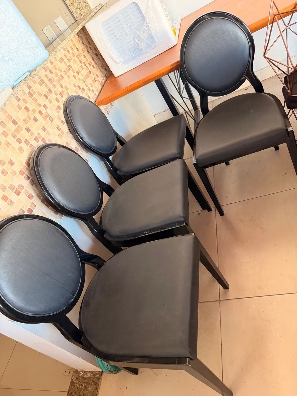 Vendo mesa e cadeiras pretas  - Foto 2