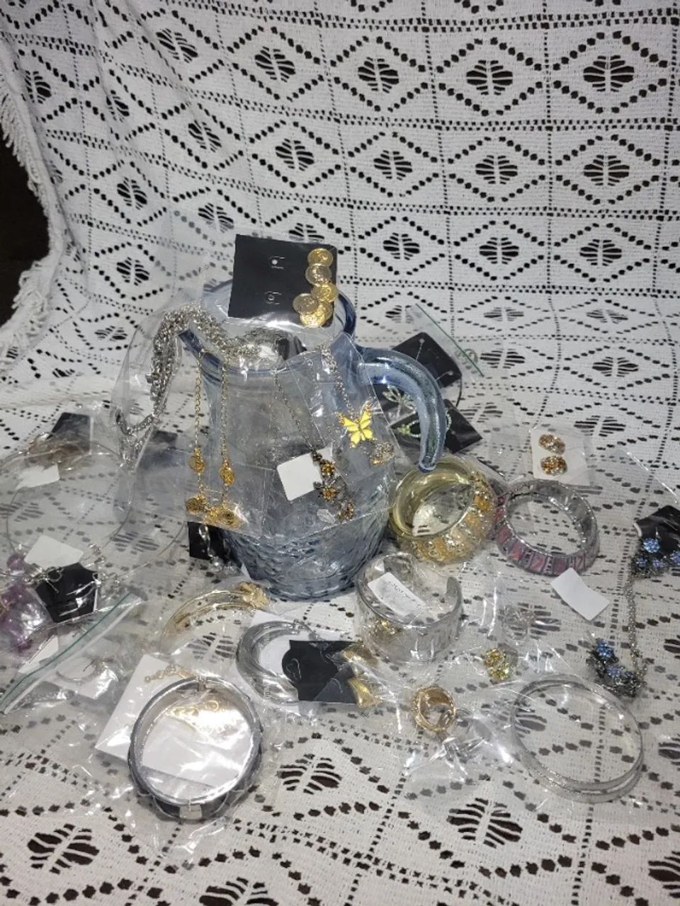 Jarra de vidro com 60 bijuterias misteriosa  - Foto 4
