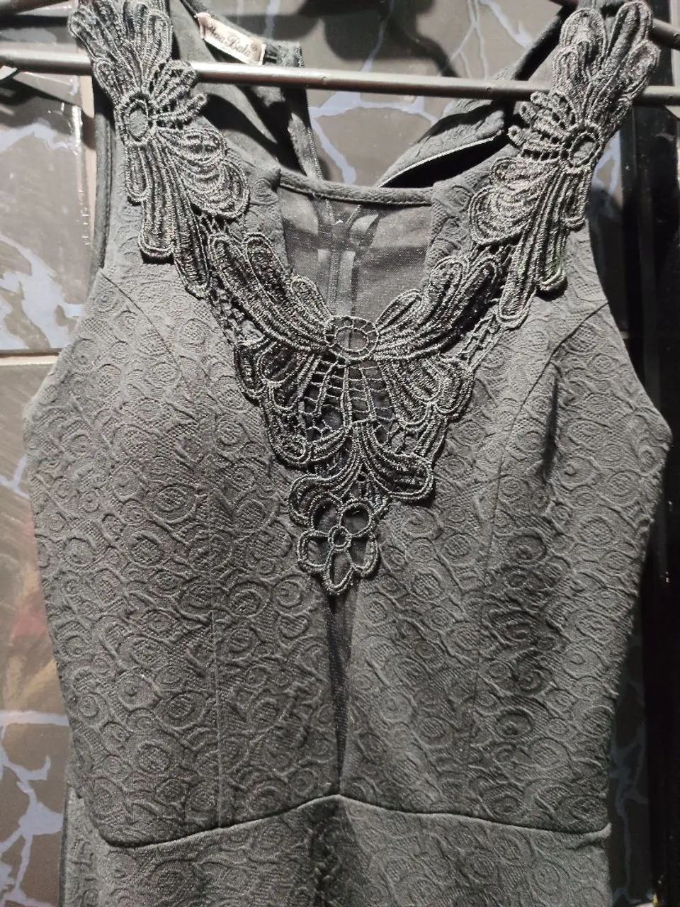 Vestido preto acinturado e de renda