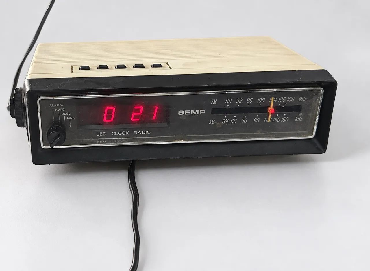 Rádio-relógio Semp Toshiba antigo funcionando
