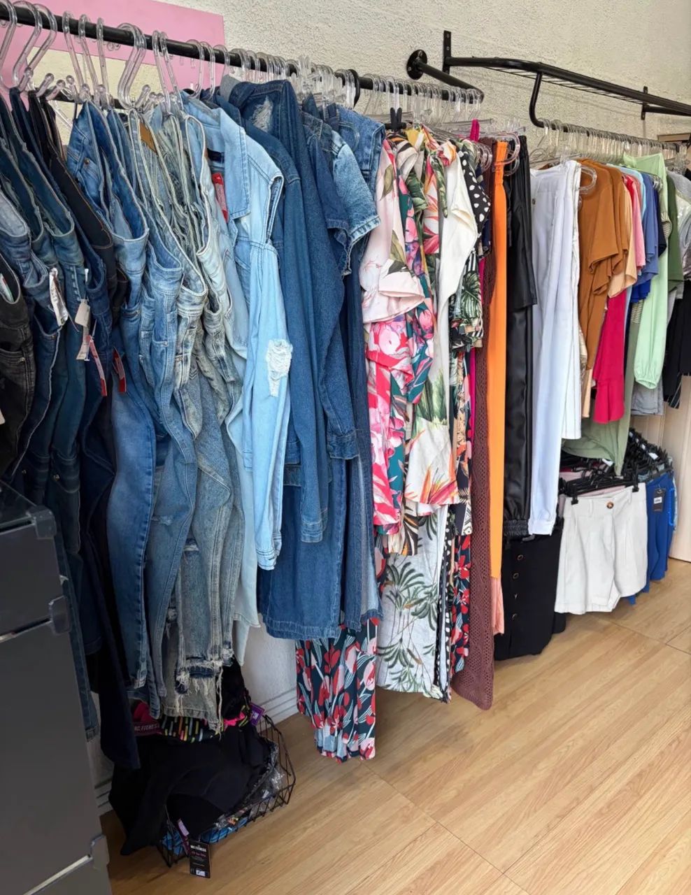 Lote de roupas 200 pe ças  - Foto 2