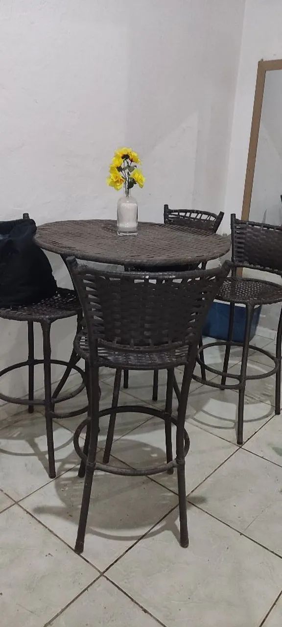 Jogo de Mesa e banquetas 