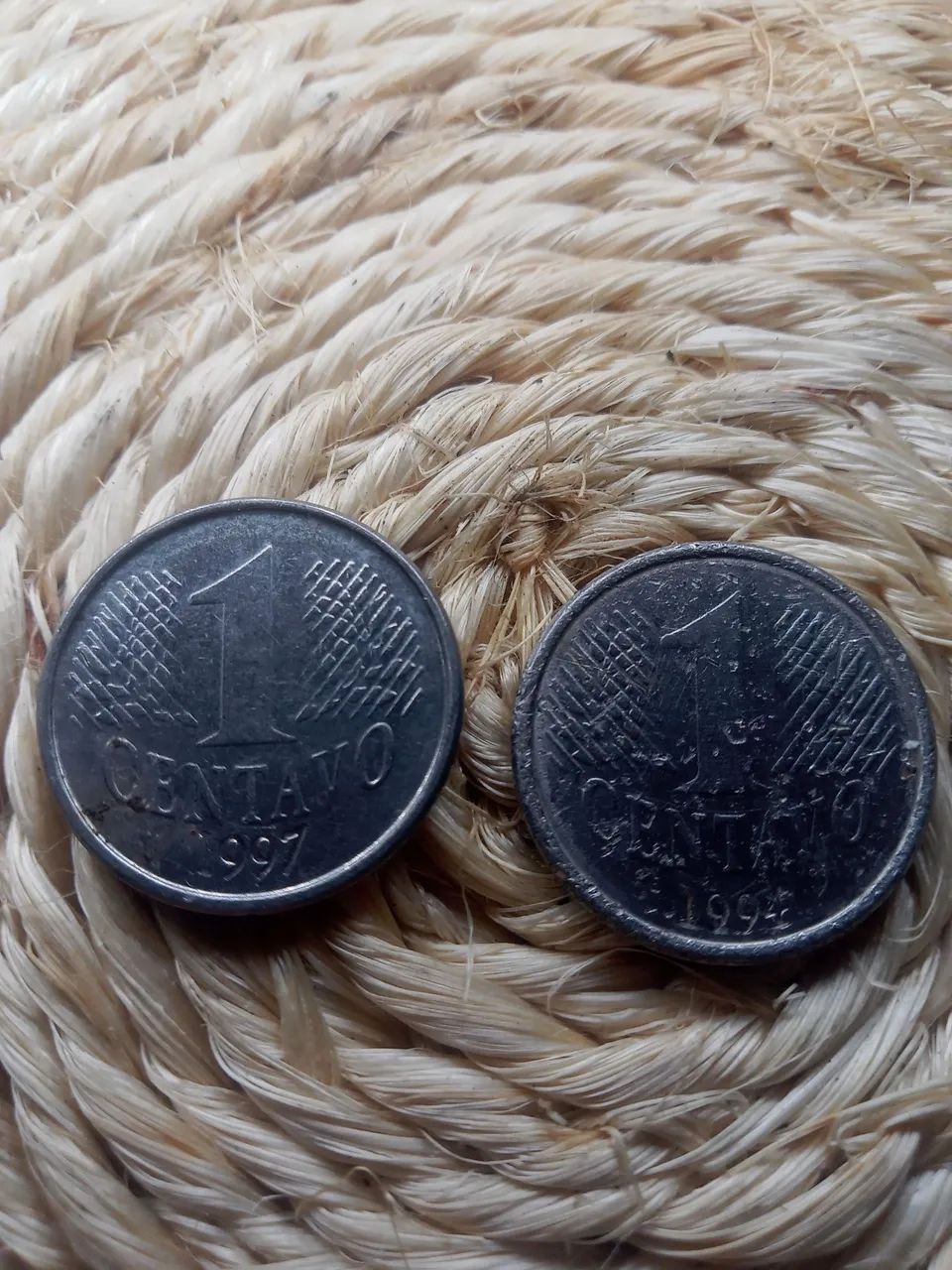 Moedas de 1centavo de 1997 e 1994 com marcas de uso - Foto 2