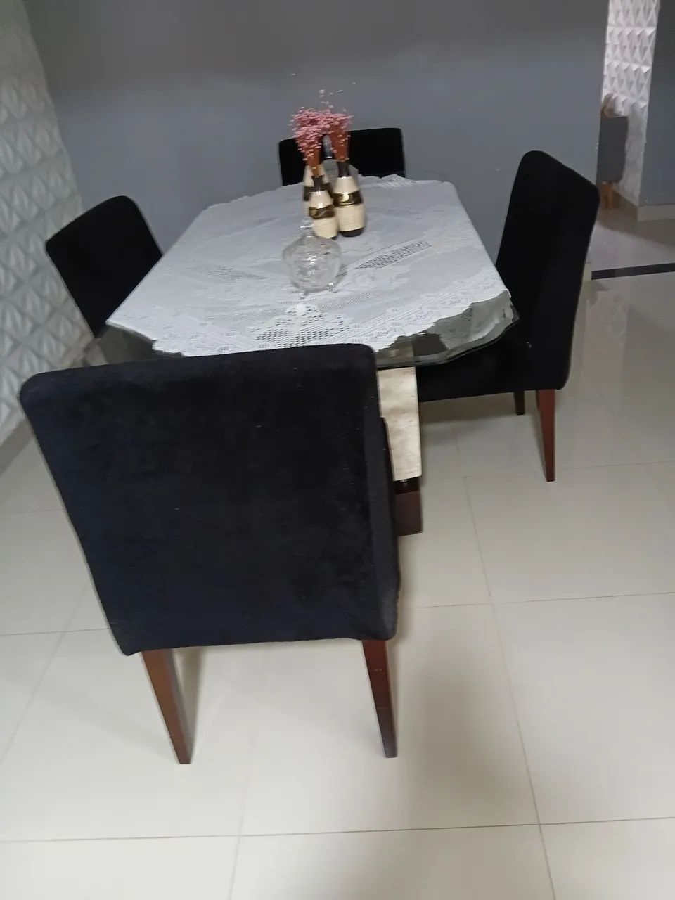 Vende-se mesa de vidro com 4 cadeiras 