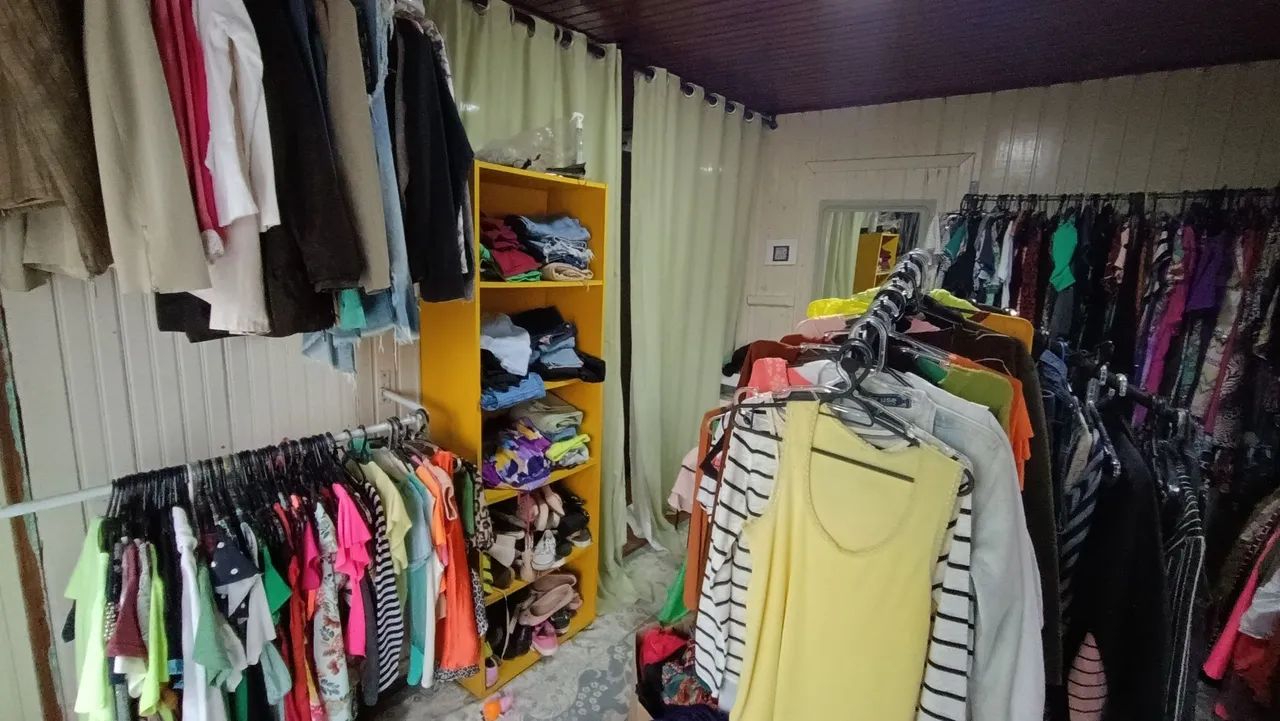 Brechó completo roupas e mobiliário  - Foto 2