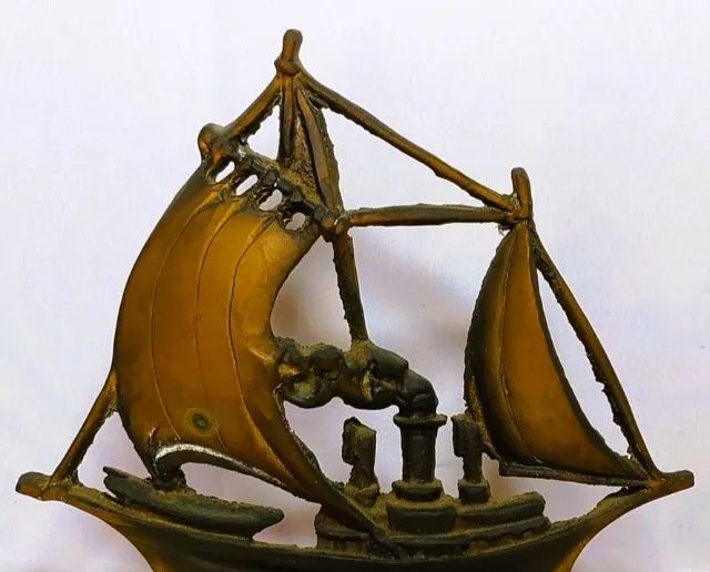  TONNY - Grande Escultura assinada Barco a vela Ferro fundido dourado e cinzelado* - Foto 2