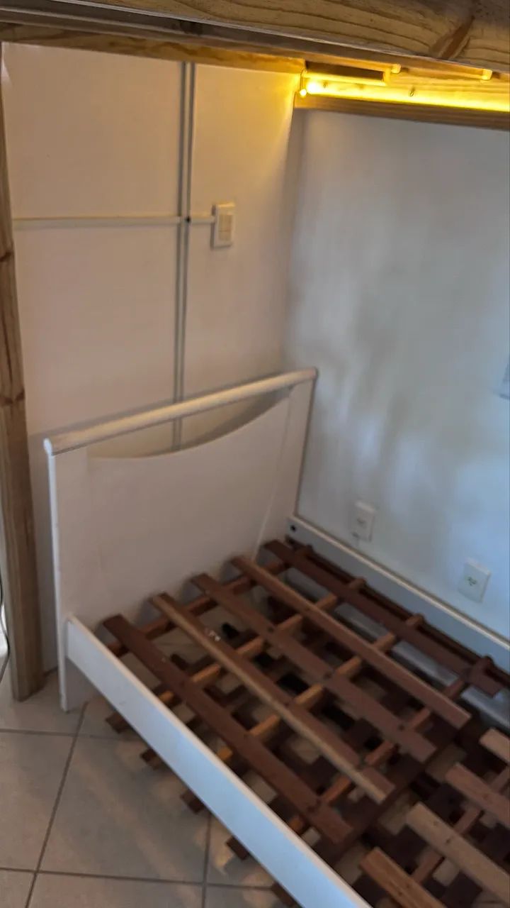 Base de Cama de Solteiro Branca - Ótimo Estado