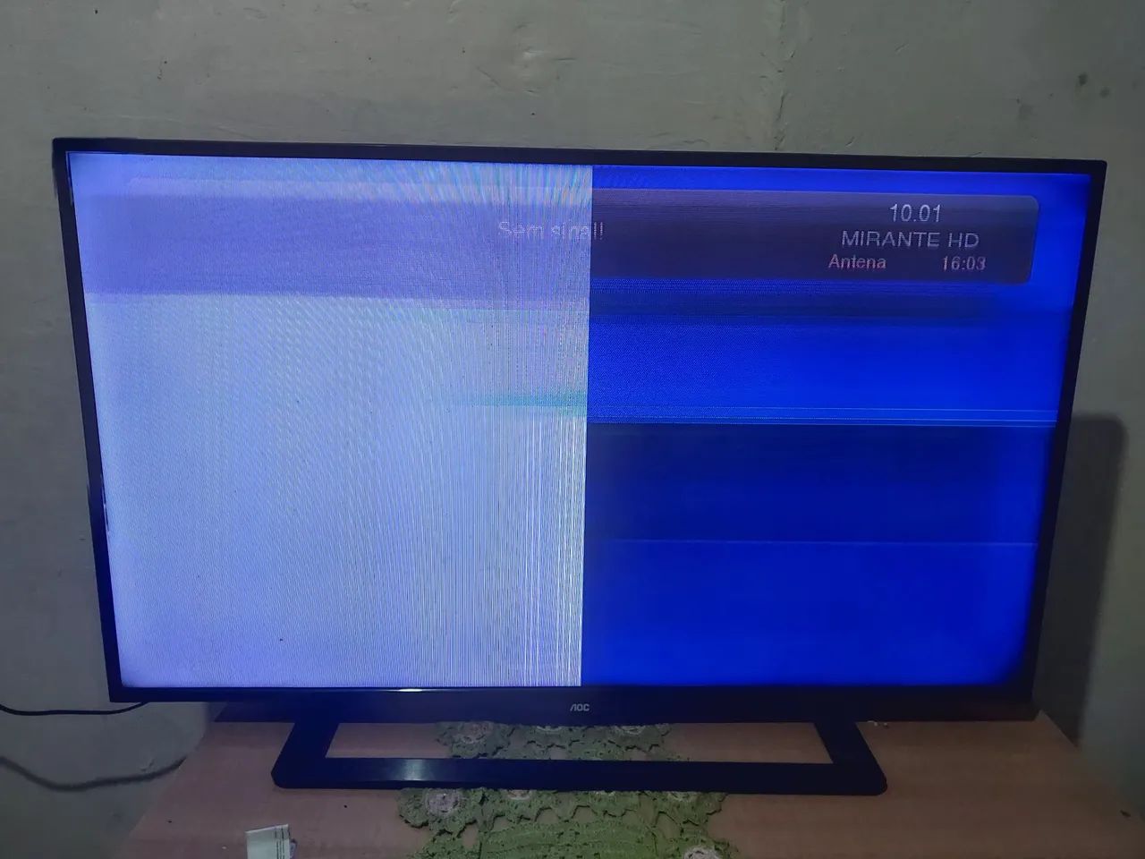 TV AOC 43 polegadas - com defeito de tela listas brancas 