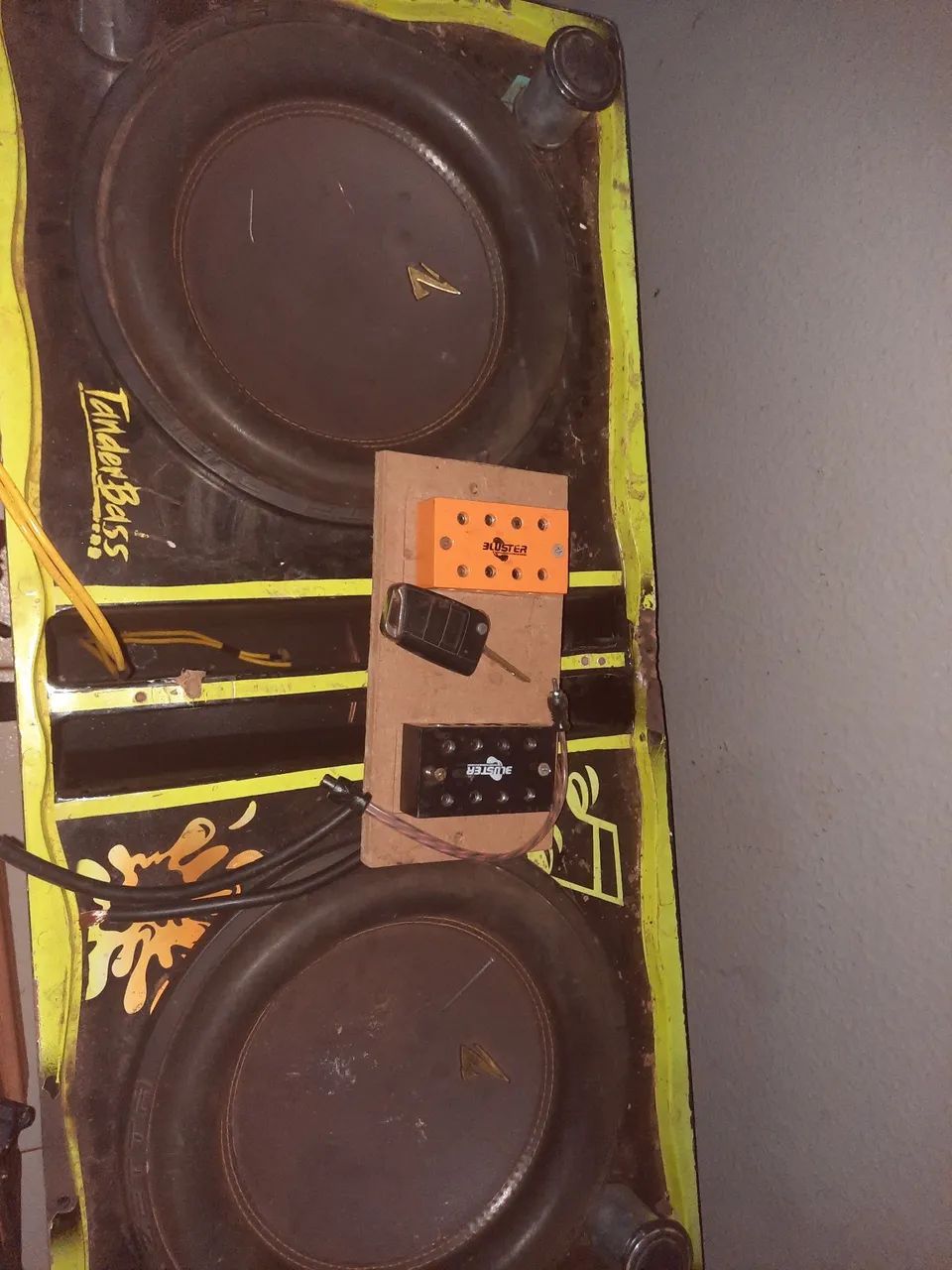 Vende-se caixa de grave com 2 grave zetta 1600 RMS 2.000. sem  chama noWhats *