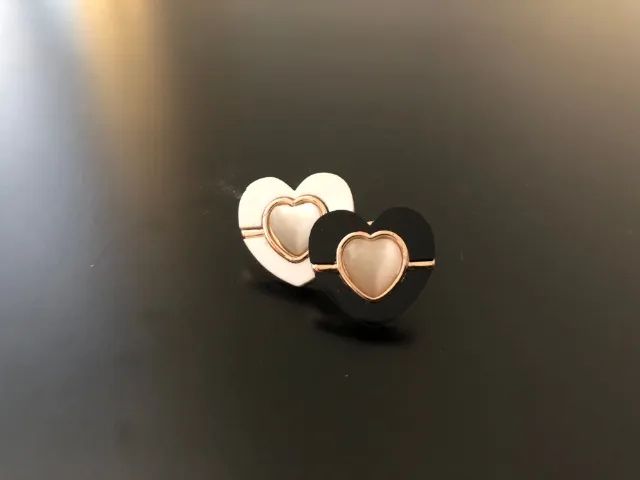 Brincos de coração preto e branco com detalhe rose gold