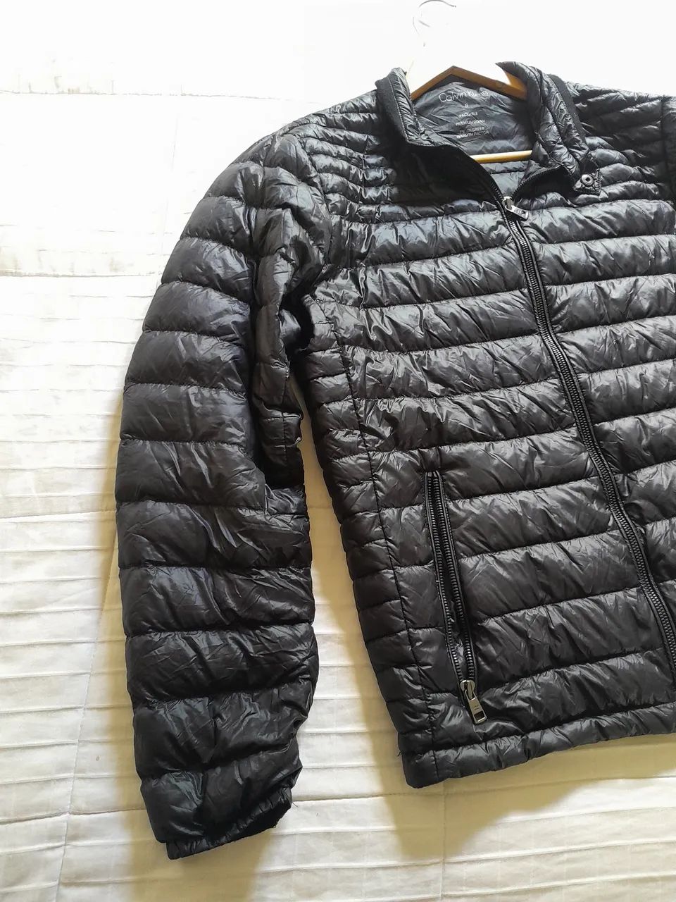 Jaqueta Puffer Calvin Klein Original. Dobrável e compacta. - Foto 3