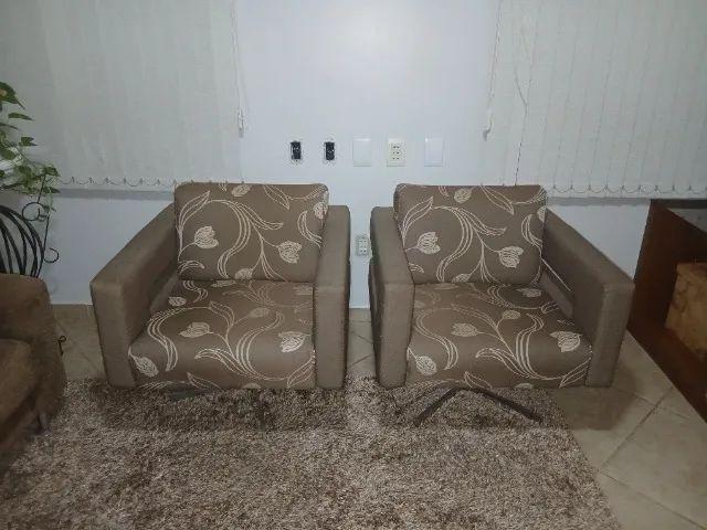 2 Poltronas giratórias com pés cromados