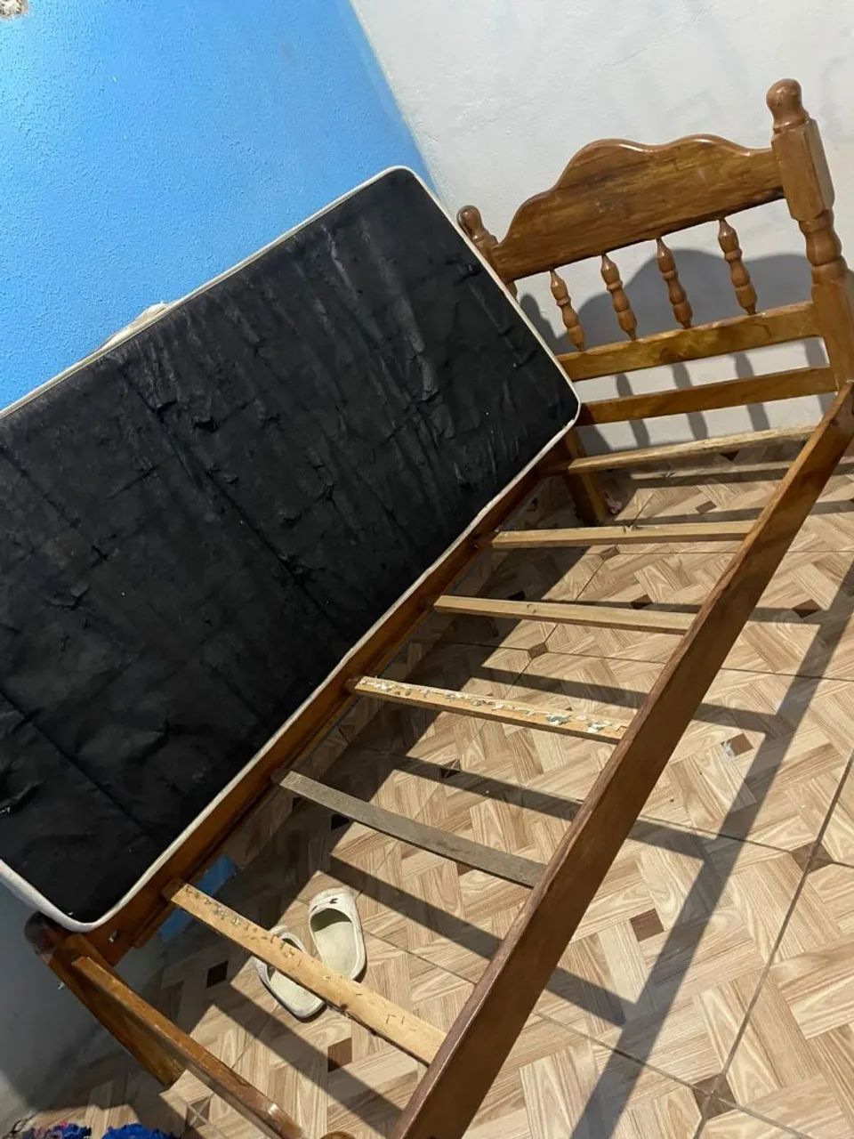 Vendo cama de solteiro em madeira ótimo estado  - Foto 5