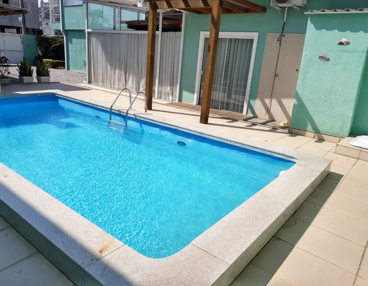 Casa com Ampla Área de Convivência e Piscina