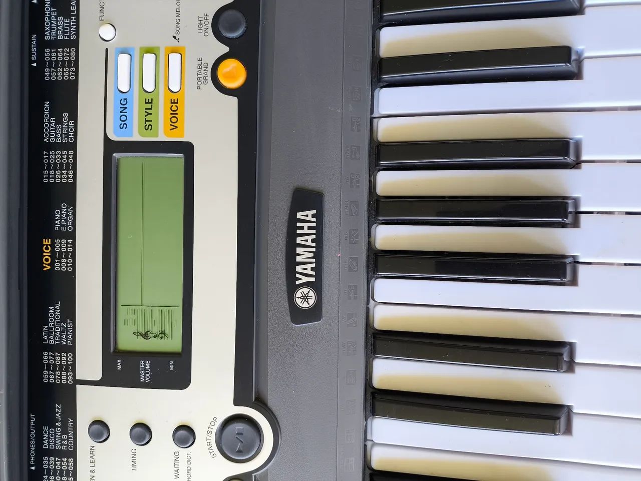 Teclado YAMAHA EZ200 - Foto 5