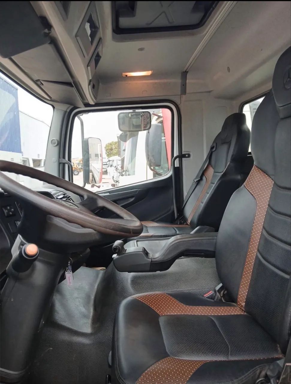 MB 2730 ano 2021, 6x4, com caçamba de 12 ?, automático, em SP - Foto 4