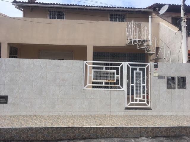 Casa 2/4 grande em Itapuã , 1o andar