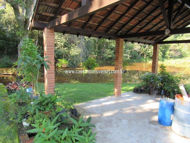 Caetano Imóveis - Fazendinha luxo com 6,4 hectares - rica em água na RJ 122! - Foto 9