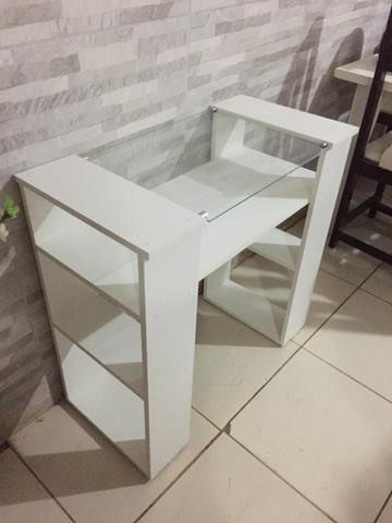 Mesa para serviço de manicure em MDF/vidro