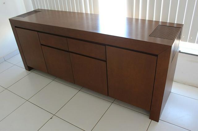 Vendo- Mesa 8 lugares R$: 2.200,00, e Armário Buffet R$:1.500,00 - Foto 3