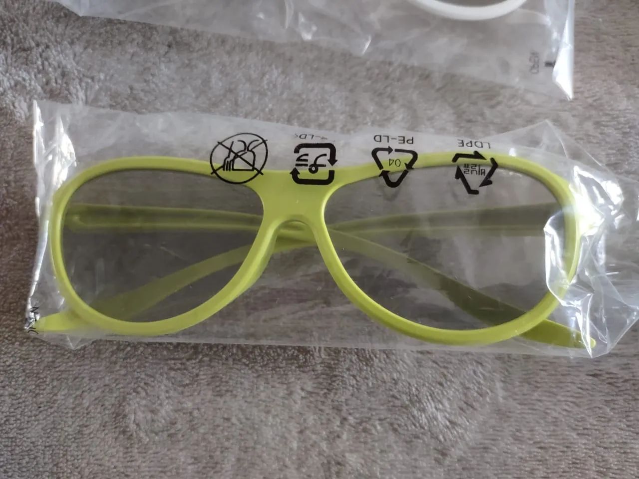 kit com 4 óculos para ver em 3D - Foto 4